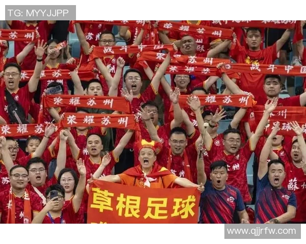 足球明星亲自送签名足球给球迷感动瞬间引发热烈反响